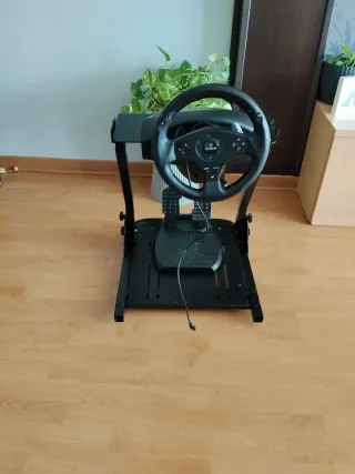 Volante Thrustmaster con pedales y adaptador