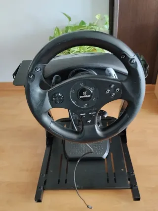 Volante Thrustmaster con pedales y adaptador