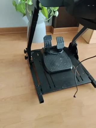 Volante Thrustmaster con pedales y adaptador