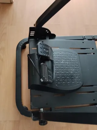 Volante Thrustmaster con pedales y adaptador