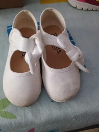 Zapatos blancos bebé con lazo número 24