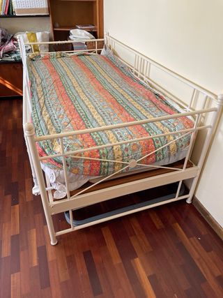 2 camas metálicas desmontable una y plegable otra