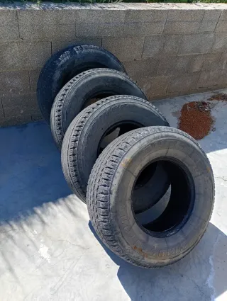 4 Neumáticos 265/70 R15  50€ los 4