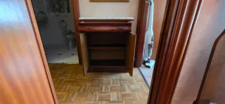 Consola de madera con tapa de mármol y espejo