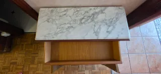 Consola de madera con tapa de mármol y espejo