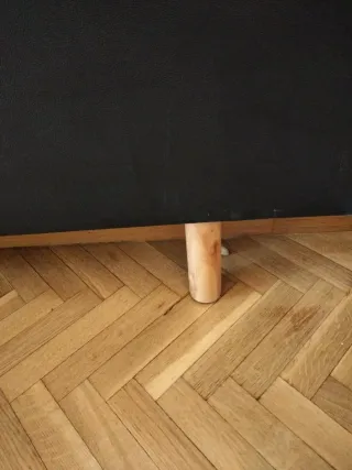 Cabecero tapizado marrón con patas madera