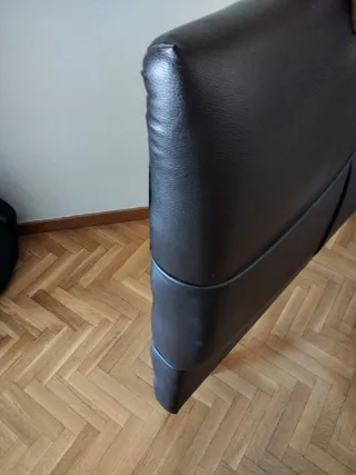 Cabecero tapizado marrón con patas madera