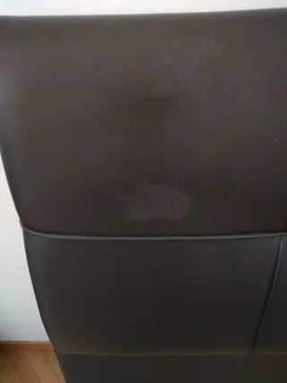 Cabecero tapizado marrón con patas madera