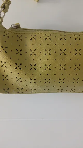 Bolso verde oliva con perforaciones