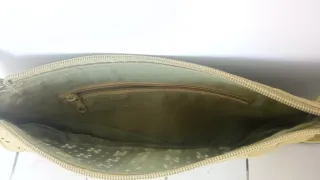 Bolso verde oliva con perforaciones