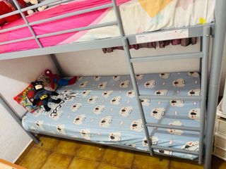 Cama litera metálica con escalera