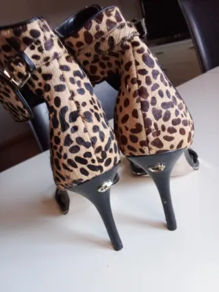 Sandali Guess leopardati neri multicolore