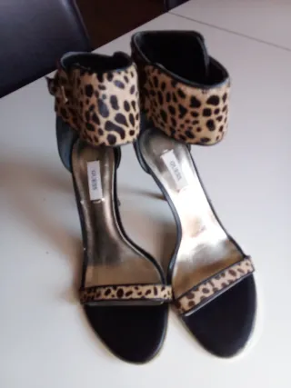 Sandali Guess leopardati neri multicolore