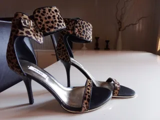 Sandali Guess leopardati neri multicolore