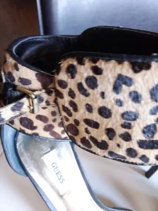 Sandali Guess leopardati neri multicolore