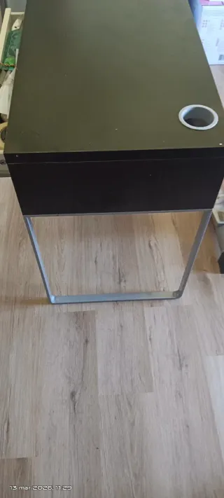 Scrivania moderna in legno e metallo