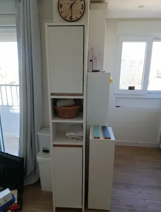 Mueble alto y estrecho de almacenaje.