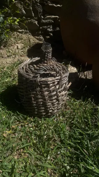 Damajuana di vetro con cesteria