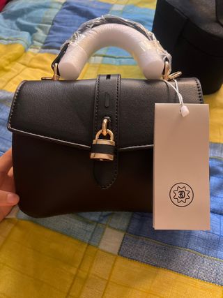 Bolso negro con candado