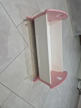 Culla per bambole in legno rosa e bianca