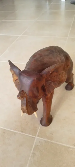 Elefante de madera tallada