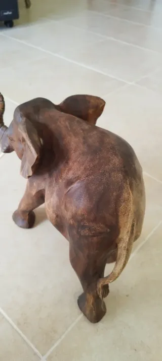 Elefante de madera tallada