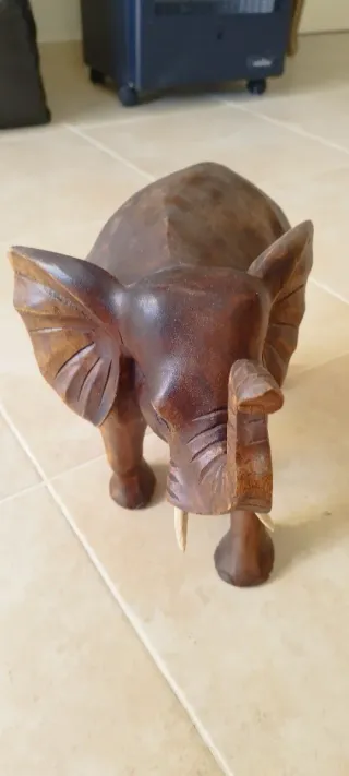 Elefante de madera tallada