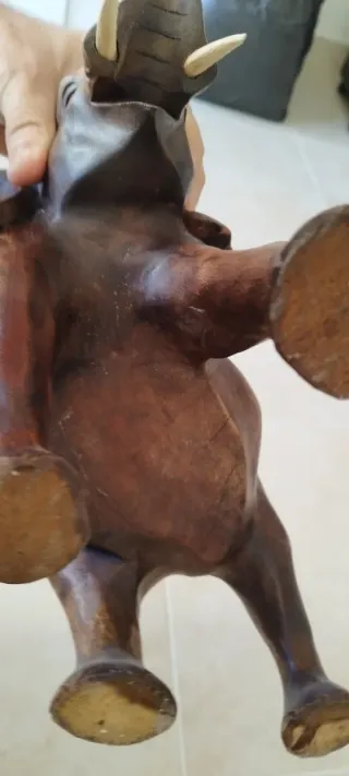 Elefante de madera tallada