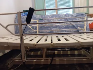 Cama articulada metálica