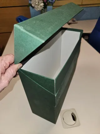 Cajas de transferencias verdes de papel. Usadas