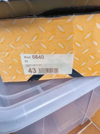 Zapatos de seguridad negros y verdes