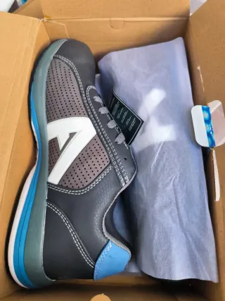 Zapatos de seguridad negros y verdes