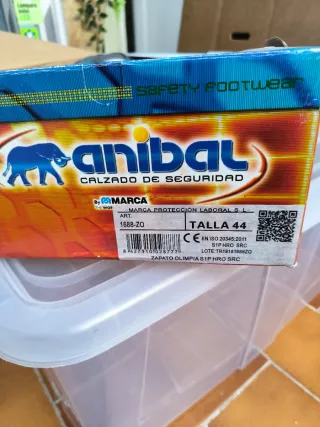 Zapatos de seguridad negros y verdes