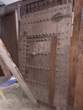 Portón Antiguo de Madera con Herrajes