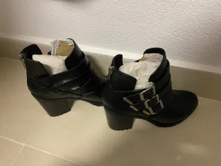 Botines Stradivarius negros con hebillas