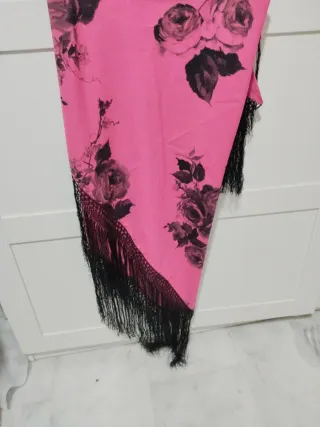 Mantoncillo Flamenco Rosa con Flores Negras