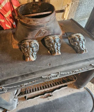 Chimenea antigua de hierro forjado