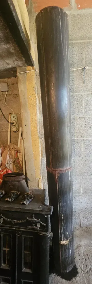 Chimenea antigua de hierro forjado