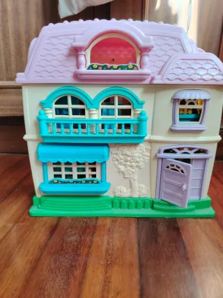 Casa de muñecas con muebles