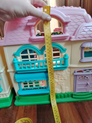 Casa de muñecas con muebles