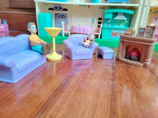 Casa de muñecas con muebles