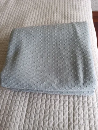 Colcha Zara Home gris azulado