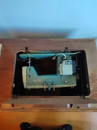 Mueble de madera con máquina de coser Alfa