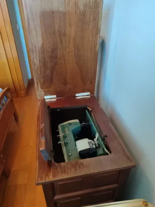 Mueble de madera con máquina de coser Alfa
