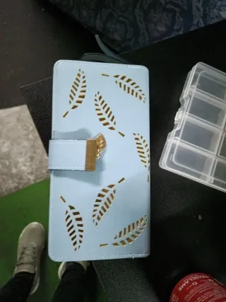 Cartera con diseño de abeja