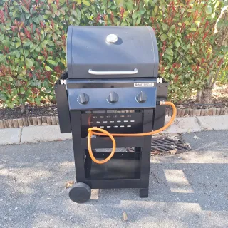 Barbacoa de gas negra