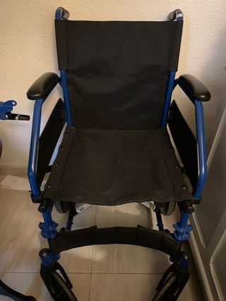 Silla de ruedas en azul y negro
