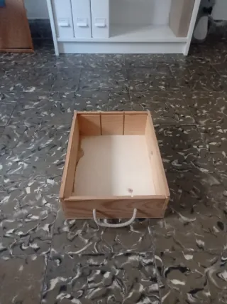 Caja de madera con asa de cuerda