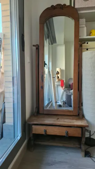 Espejo de madera con cajón