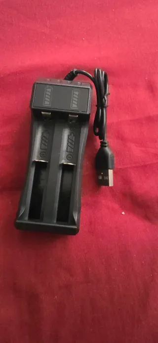 Caricatore USB per batterie